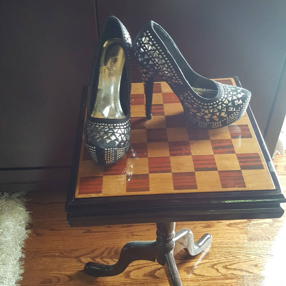 Heels - Picture 3 of 3